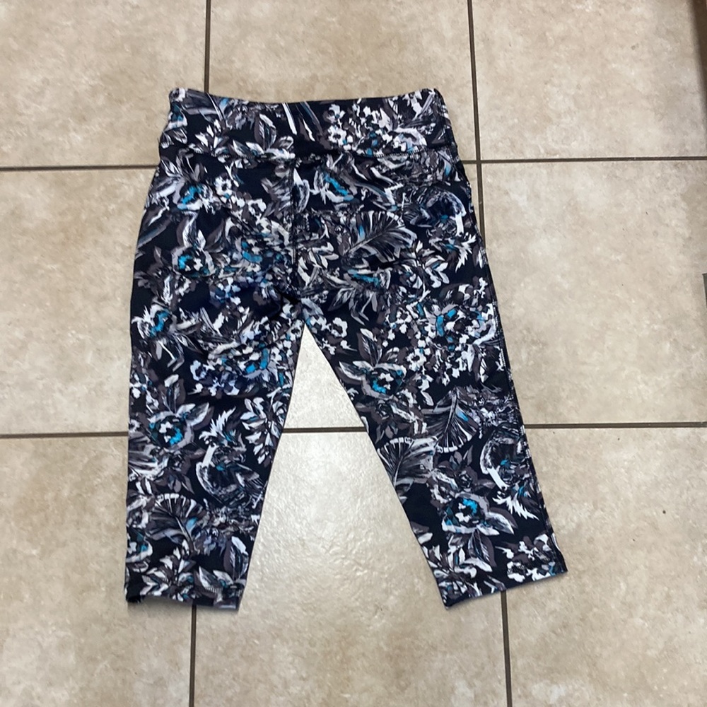 Joe Fresh active workout capris - Picture 2 of 3